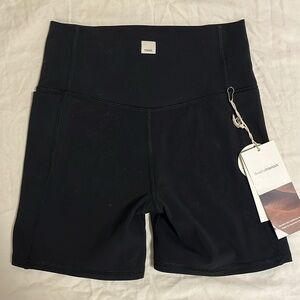 Vuori studio pocket short XS black